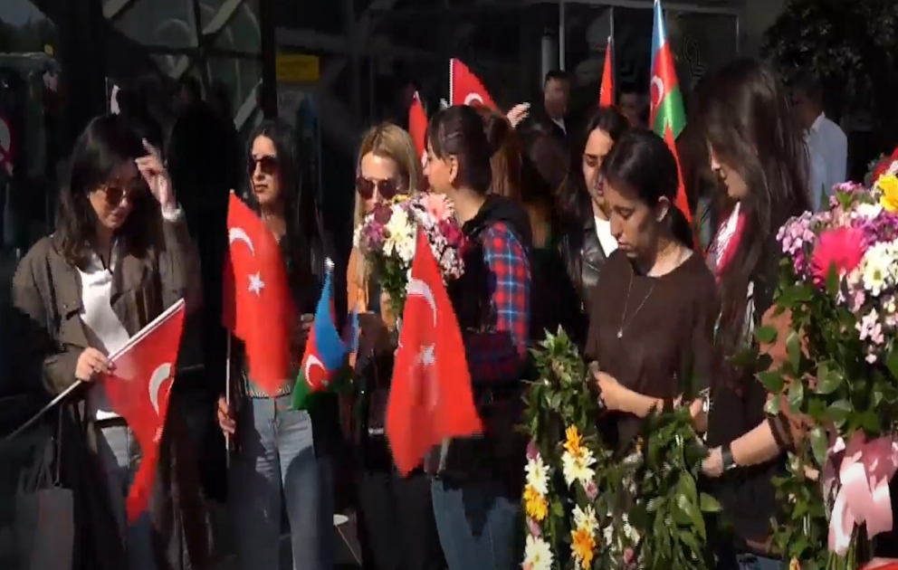 İrəvanda qələbə qazanan türkiyəli atletlər Azərbaycanda belə qarşılanır  CANLI