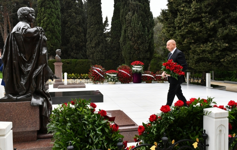 Prezident İlham Əliyev akademik Zərifə Əliyevanın məzarını ziyarət edib