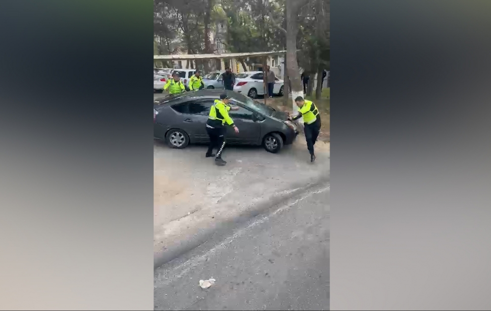 Priusu polislərin üzərinə sürdü