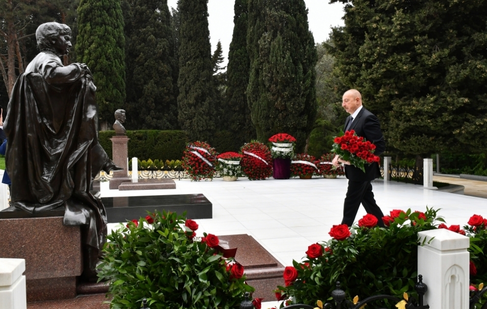 Le président Ilham Aliyev se recueille devant la tombe de l’académicienne Zarifa Aliyeva