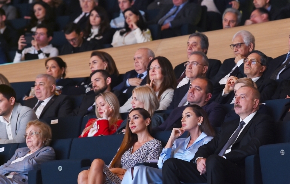 Anlässlich des 100. Jahrestages der Akademikerin Zarifa Aliyeva findet im Heydar Aliyev Zentrum Konzert statt 
 Präsident Ilham Aliyev und First Lady Mehriban Aliyeva nehmen am Konzert teil