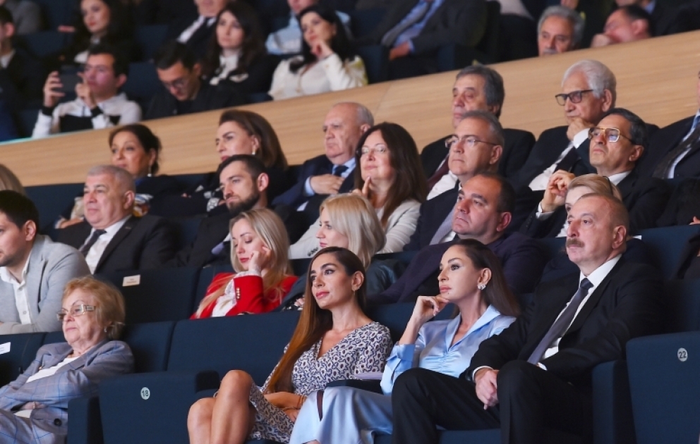 Le Centre Heydar Aliyev accueille un concert consacré au centenaire de l’académicienne Zarifa Aliyeva 
Le président Ilham Aliyev et son épouse Mehriban Aliyeva assistent au concert