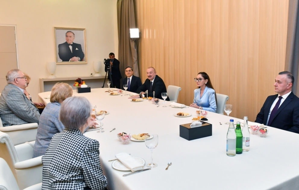 Le président azerbaïdjanais et son épouse rencontrent les ophtalmologistes ayant travaillé à la même époque que l’académicienne Zarifa Aliyeva