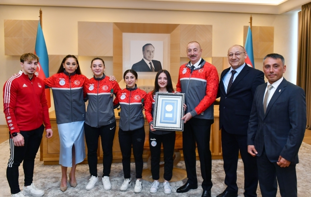 Le président Ilham Aliyev et la première dame Mehriban Aliyeva rencontrent les athlètes turcs ayant dédié leurs victoires à l'Azerbaïdjan au Championnat d’Europe d’haltérophilie