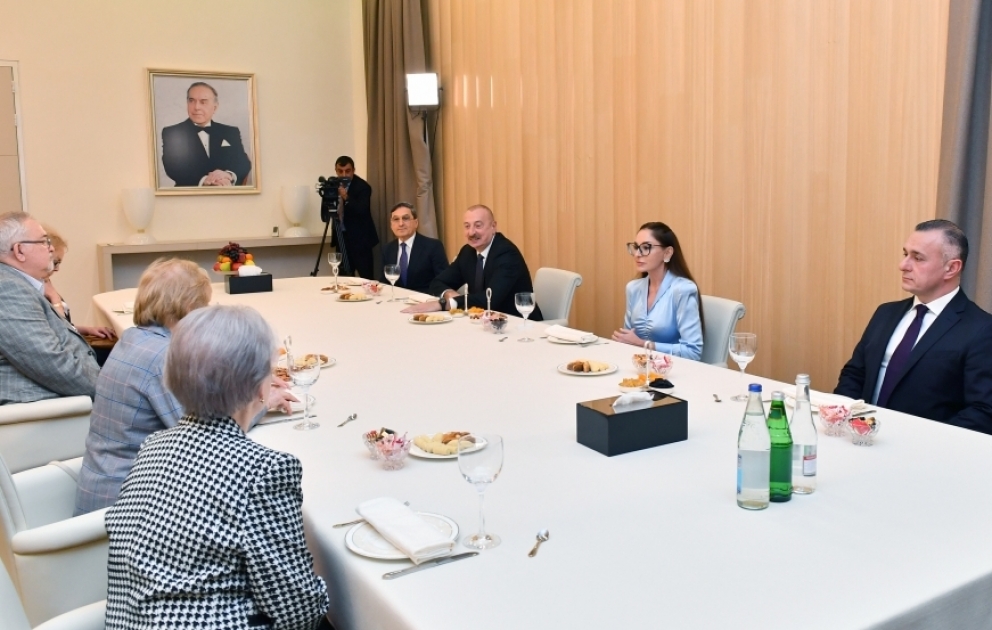 Президент Ильхам Алиев и первая леди Мехрибан Алиева побеседовали с офтальмологами, работавшими в одно время с академиком Зарифой Алиевой