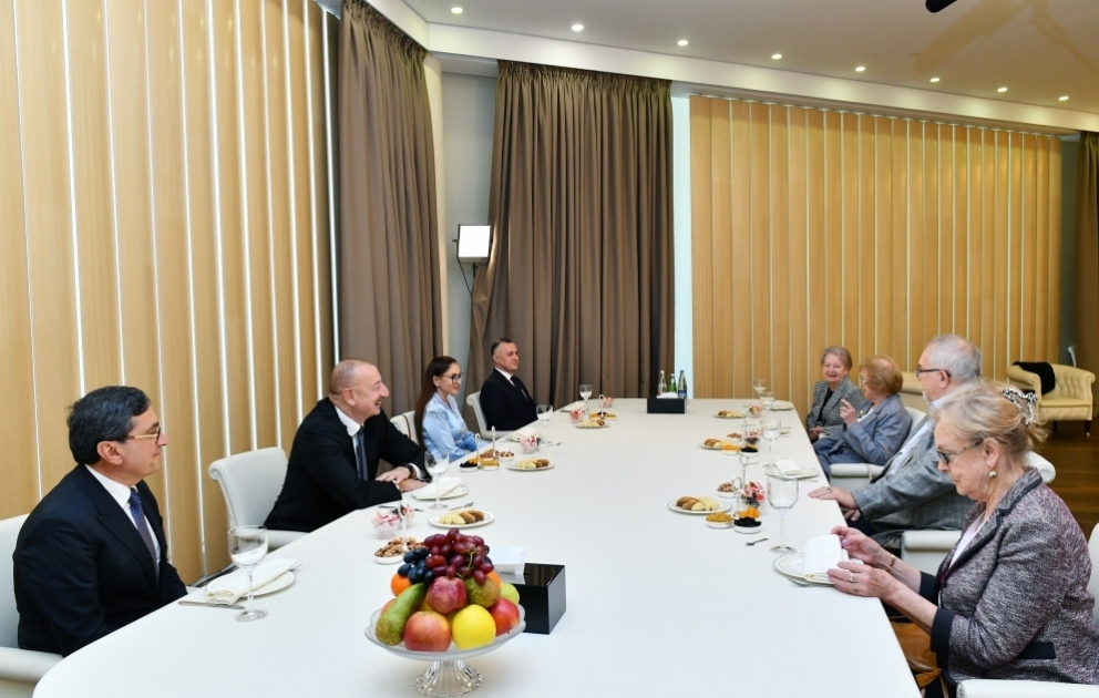 Prezident İlham Əliyev və birinci xanım Mehriban Əliyeva akademik Zərifə Əliyeva ilə bir dövrdə çalışmış oftalmoloqlarla söhbət ediblər
