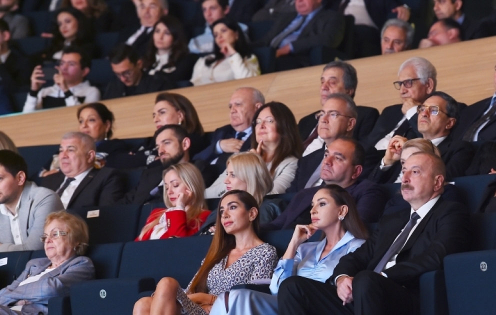 Heydər Əliyev Mərkəzində akademik Zərifə Əliyevanın 100 illiyi münasibətilə konsert olub 
Prezident İlham Əliyev və birinci xanım Mehriban Əliyeva konsertdə iştirak ediblər   YENİLƏNİB