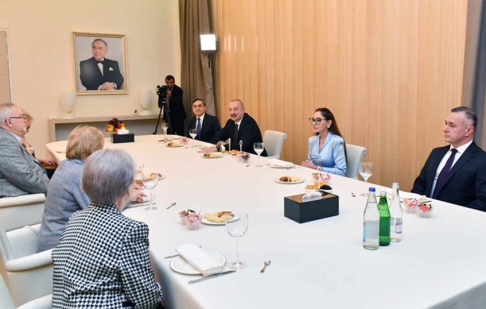 Präsident Ilham Aliyev und First Lady Mehriban Aliyeva sprechen mit Augenärzten, die mit Akademikerin Zarifa Aliyeva in der gleichen Zeit zusammengearbeitet haben