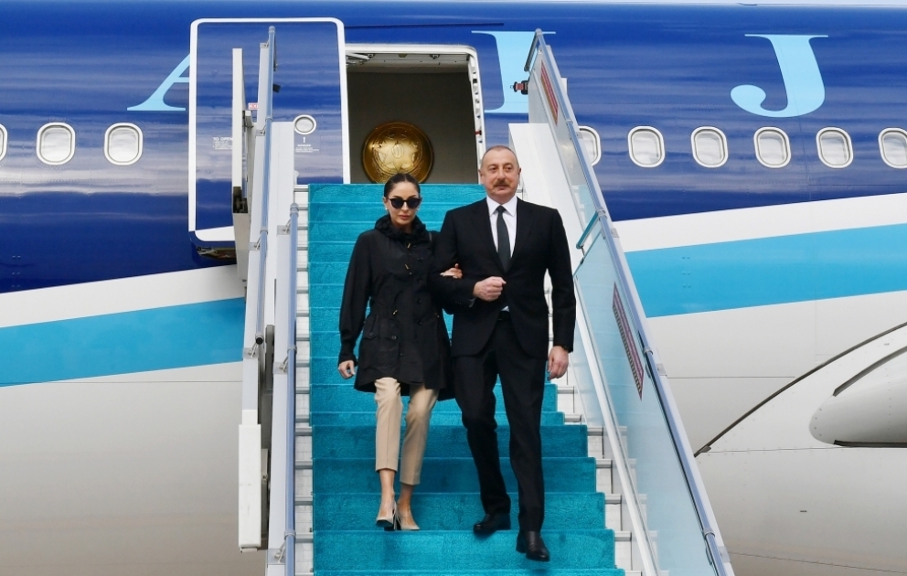 Präsident Ilham Aliyev zu Arbeitsbesuch in der Türkei angekommen