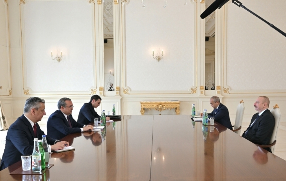 Präsident Ilham Aliyev empfängt Vorstandsvorsitzenden der AG “Uzavtosanoat”