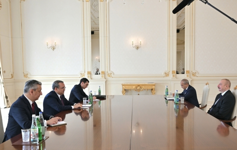 Le président de la République reçoit le président du Conseil d’administration de l’entreprise ouzbèke Uzavtosanoat