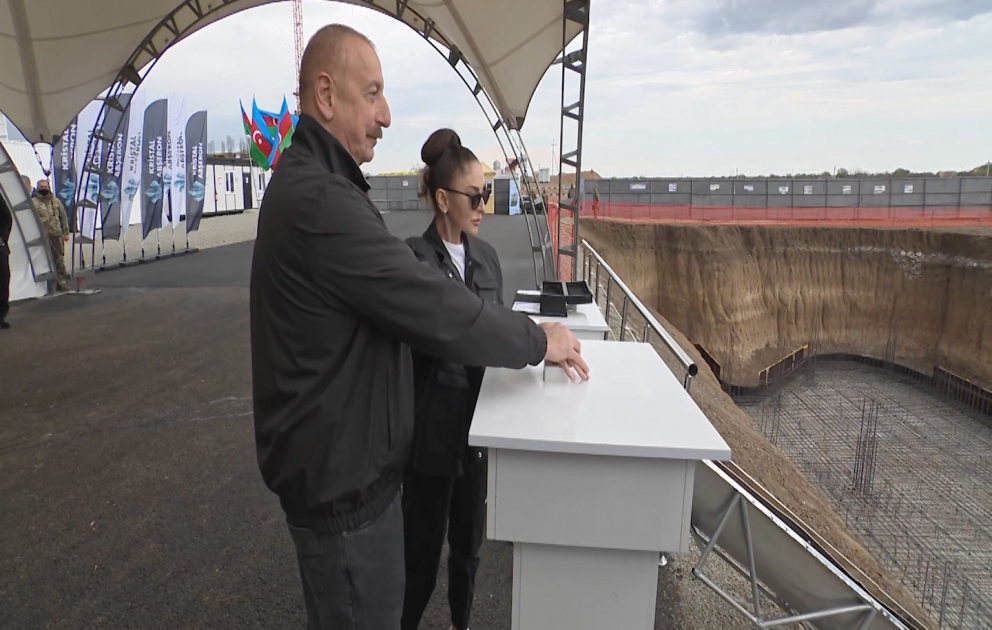 Präsident Ilham Aliyev und First Lady Mehriban Aliyeva zu Besuch in Region Agdam