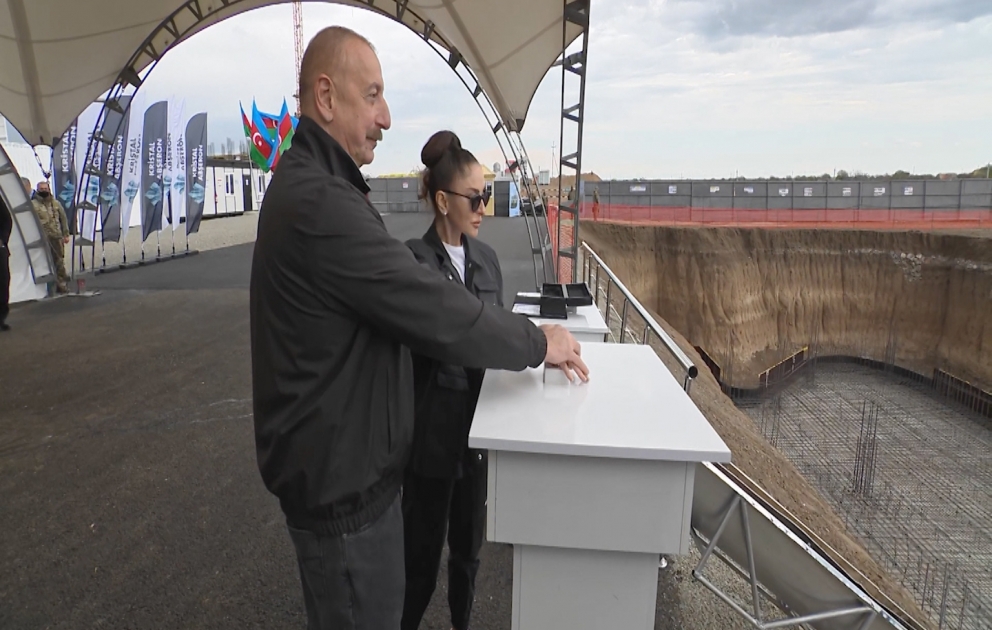 Le président Ilham Aliyev et son épouse Mehriban Aliyeva se déplacent à Aghdam