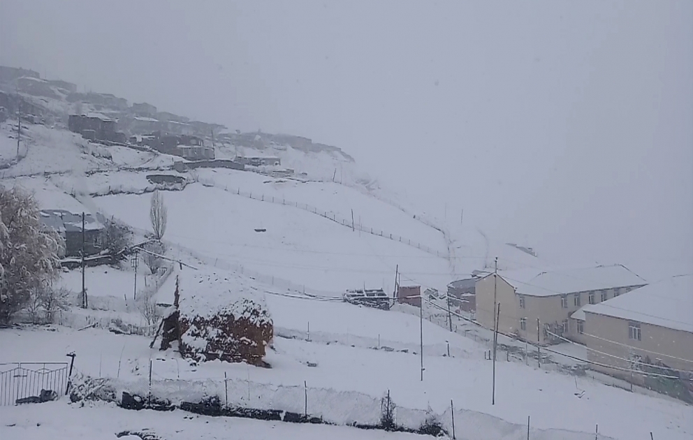 Xınalığa qar yağıb