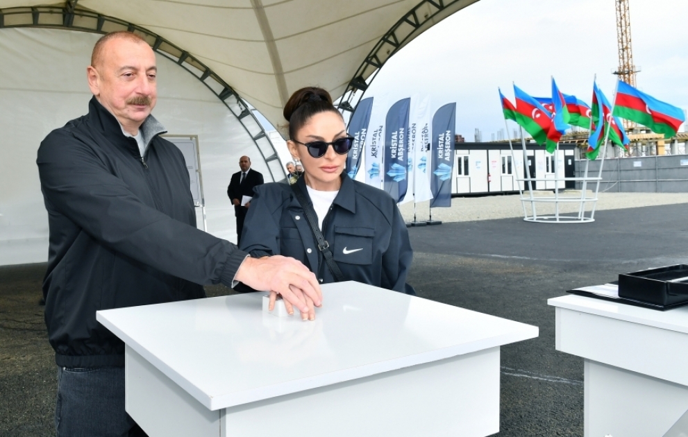 Präsident Ilham Aliyev und First Lady Mehriban Aliyeva legen Grundstein für Mugam-Zentrum in Agdam