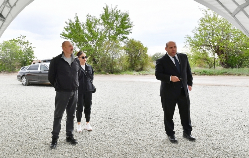 Präsident Ilham Aliyev legt Grundstein für Verwaltungsgebäude in Agdam