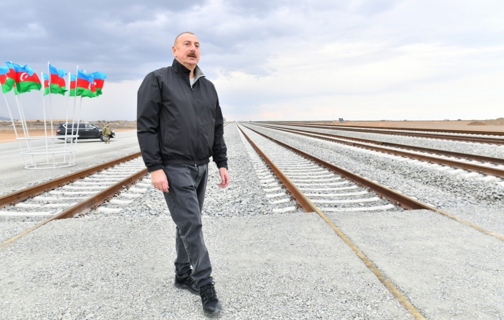 Präsident Ilham Aliyev inspiziert Verlauf von Bauarbeiten an Eisenbahnlinie Barda-Agdam