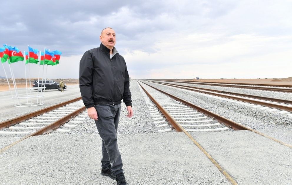 Ilham Aliyev inspecte l’avancement des travaux de construction de la ligne ferroviaire Berdé-Aghdam