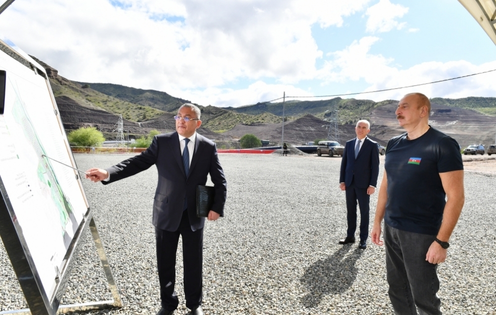 Präsident Ilham Aliyev zu Besuch in Regionen Latschin und Gubadli eingetroffen