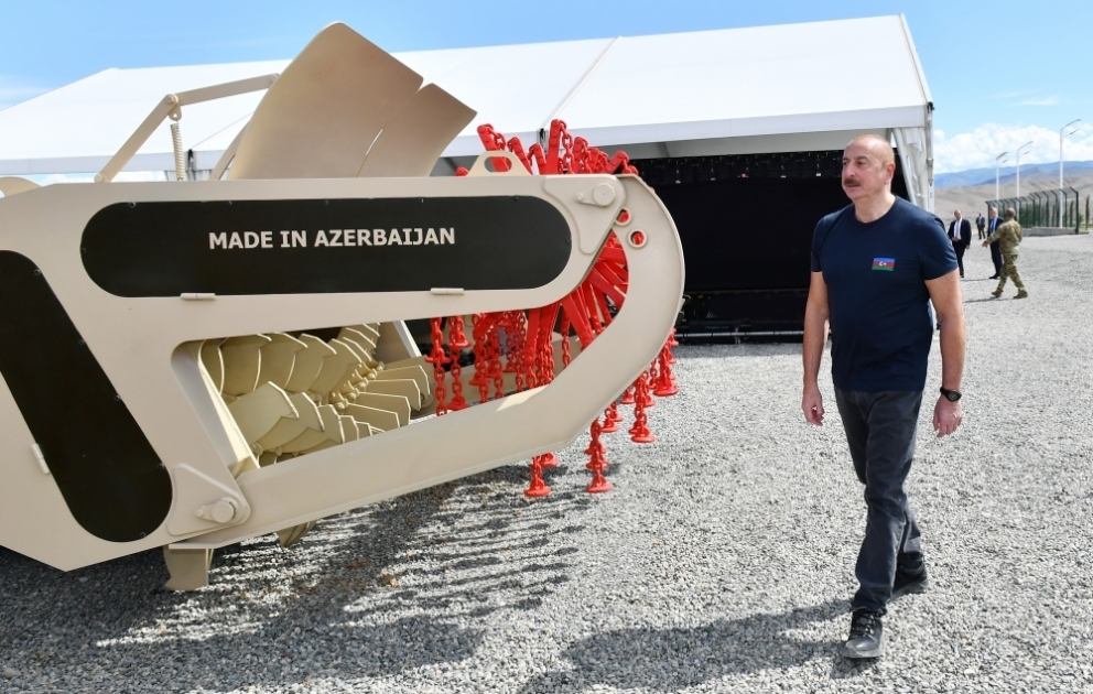 Prezident İlham Əliyev “Araz Vadisi İqtisadi Zonası”nda görülən işlərlə tanış olub, bir neçə müəssisənin təməlini qoyub
