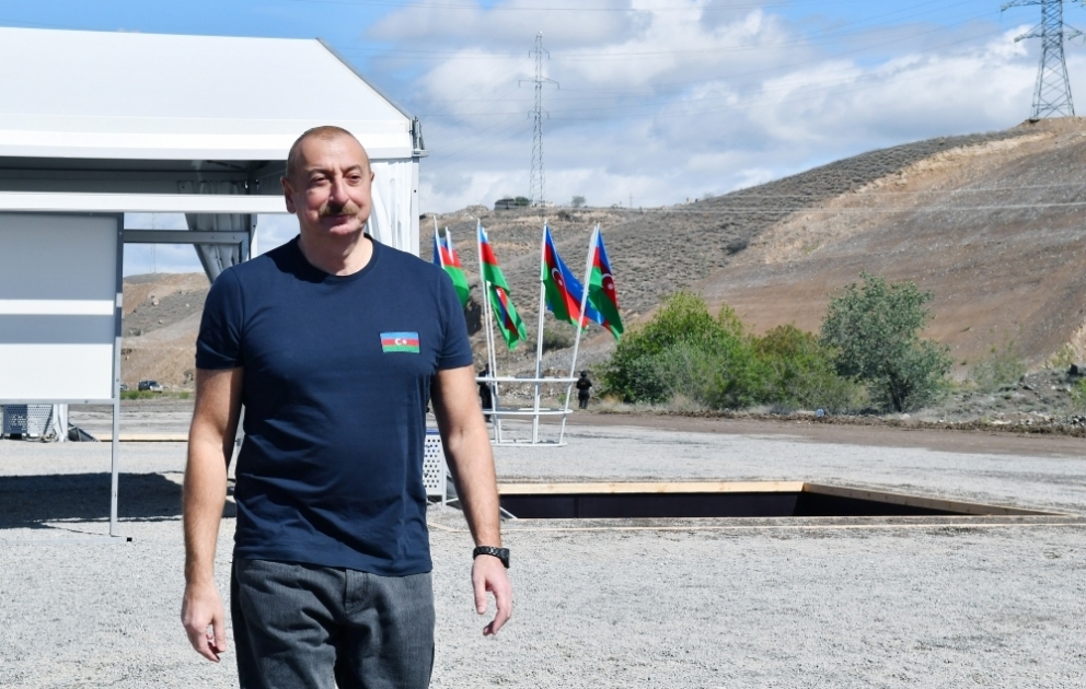 Präsident Ilham Aliyev legt Grundstein für Verwaltungsgebäude in der Stadt Gubadli