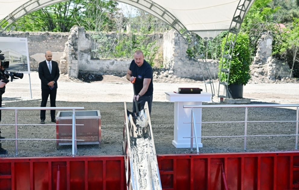 Präsident Ilham Aliyev nimmt am Spatenstich für Verwaltungsgebäude in der Stadt Zangilan teil