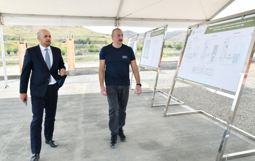 Präsident Ilham Aliyev besichtigt Baufortschritt einer Schule mit 960 Plätzen in der Stadt Jabrayil