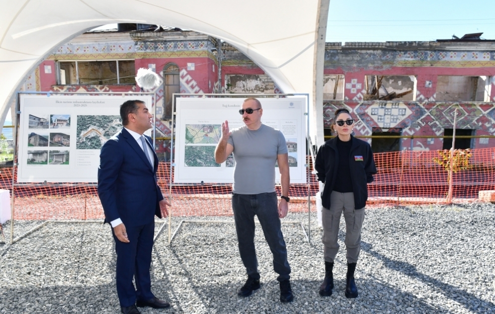 Déplacement du président Ilham Aliyev et de son épouse Mehriban Aliyeva dans les régions de Khodjavend et Fuzouli 
Le chef de l’Etat et son épouse sont informés des projets touristiques à mettre en œuvre dans le village de Tough