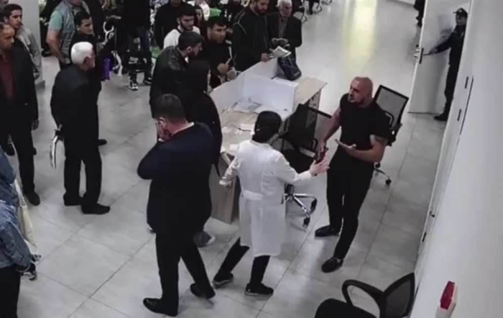 Dövlət Tibbi Sosial Ekspertiza və Reabilitasiya Agentliyindəki insidentin görüntüləri yayılıb