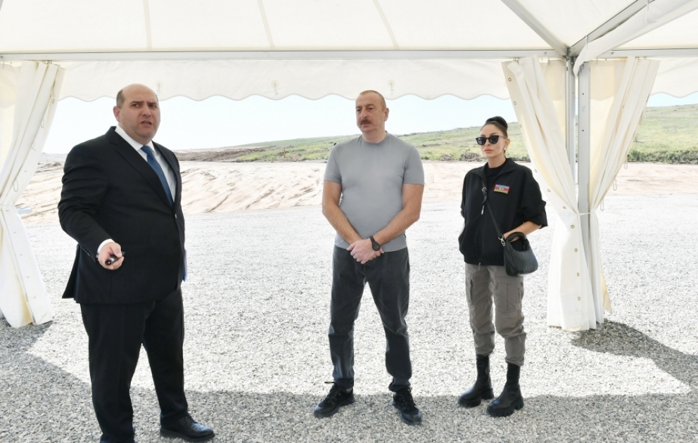Präsident Ilham Aliyev legt Grundstein für das Dorf Pirahmadli im Distrikt Füsuli