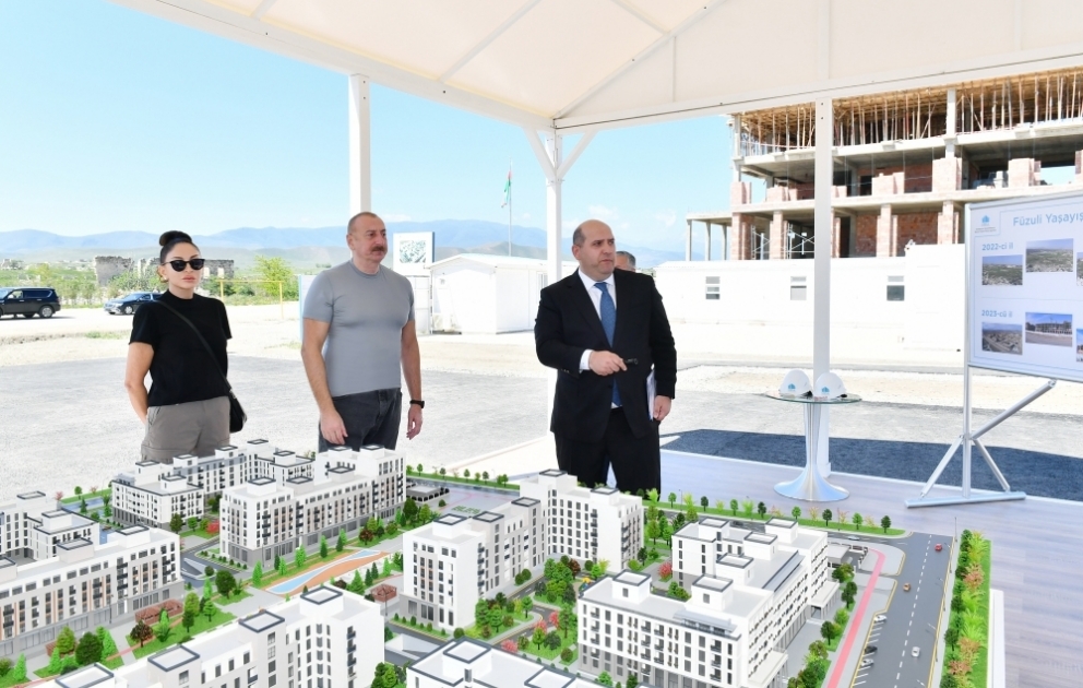 Füsuli: Präsident Ilham Aliyev und First Lady Mehriban Aliyeva machen sich mit Fortschritt beim Bau einer Wohnanlage vertraut