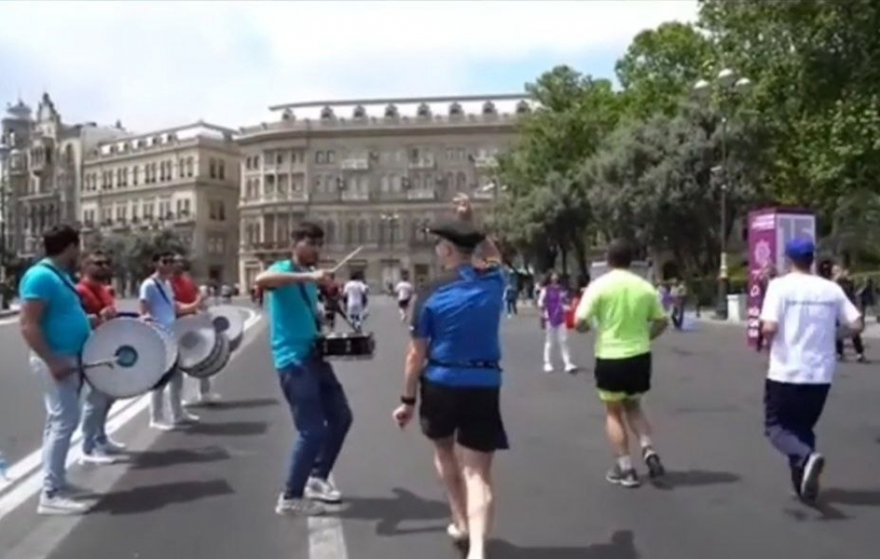 Одному из участников марафона удалось еще и потанцевать во время соревнования