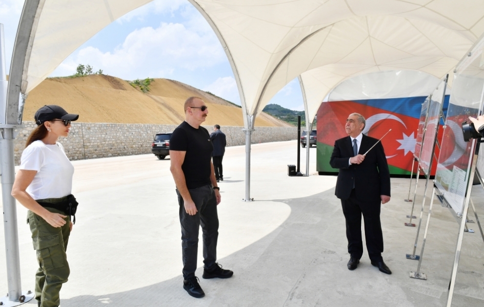 Präsident Ilham Aliyev und First Lady Mehriban Aliyeva zu Besuch in Schuscha 
Bekanntschaft mit Baufortschritt auf 66-81-Kilometer langen Abschnitt der Autobahn Ahmadbeyli-Füsuli-Schuscha