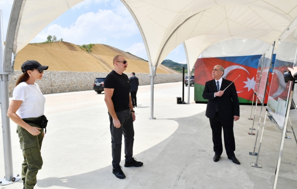 Déplacement du président Ilham Aliyev et de son épouse Mehriban Aliyeva à Choucha 
Inspection des travaux en cours sur la route Ahmadbeyli-Fuzouli-Choucha
