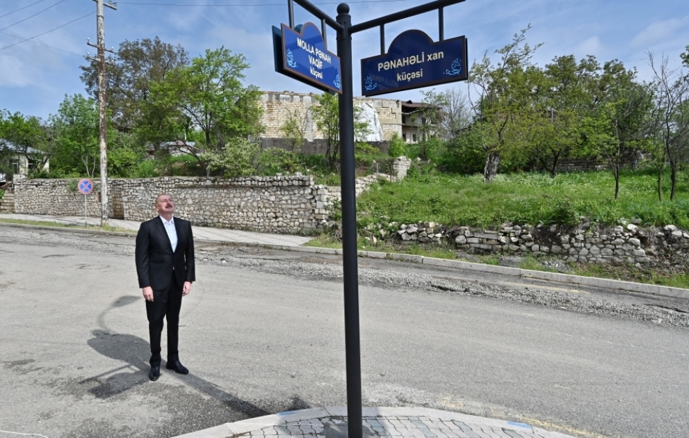 Dévoilement des plaques au croisement des rues Molla Penah Vaguif et Khan Penahali à Choucha