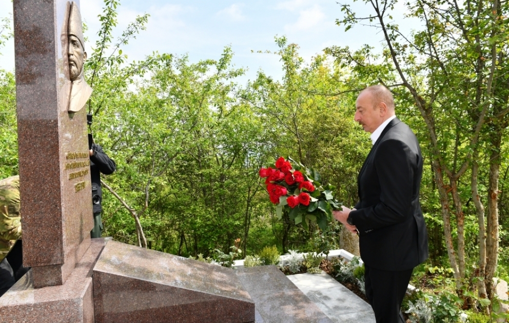 Choucha: le président Ilham Aliyev visite la tombe de Mir Möhsun Nevvab Karabaghi