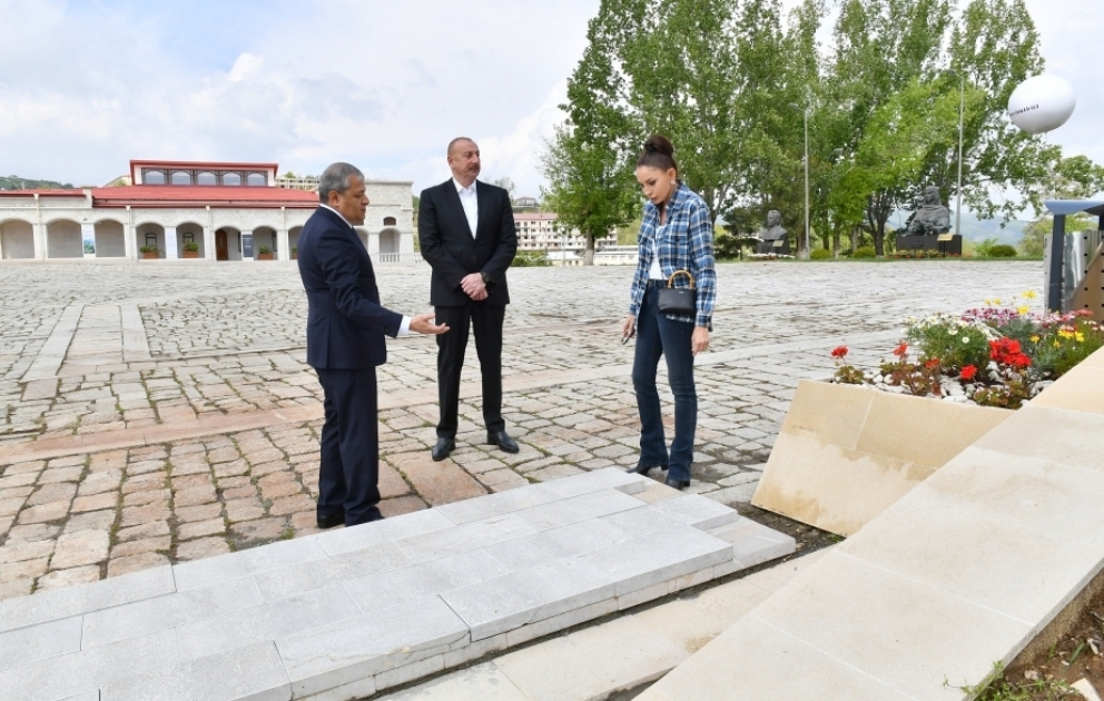 Visite de la place située devant le bâtiment administratif de la Représentation spéciale à Choucha