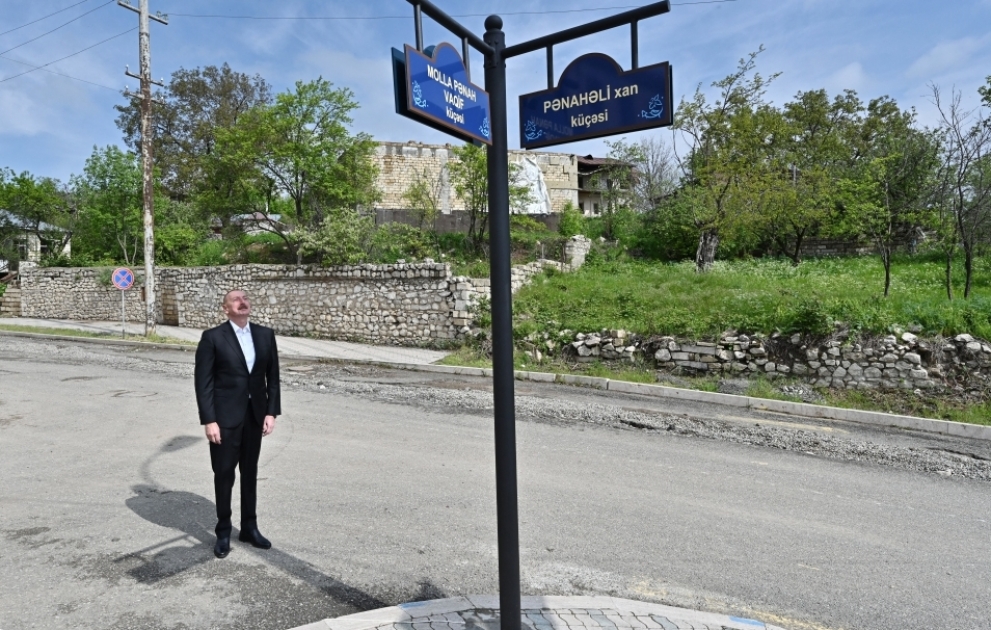 Straßenschilder an der Kreuzung der Molla Panah Vagif- und Panahali Khan-Straßen in Schuscha enthüllt