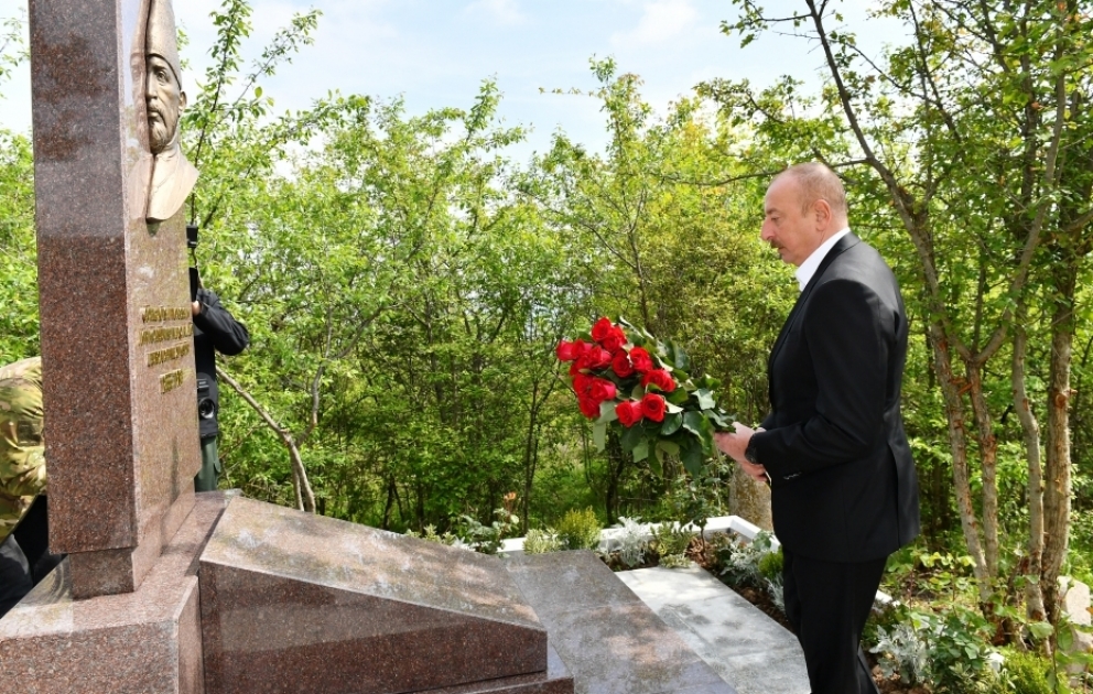 Schuscha: Präsident Ilham Aliyev besucht Grab von Mir Mohsun Navvav Karabachi im Falchland Jidir Duzu