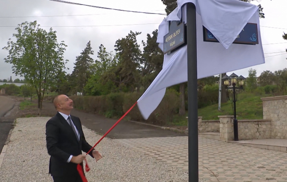 Schilder an Kreuzung der Heydar Aliyev und 8 Noyabr-Straßen in Schuscha enthüllt