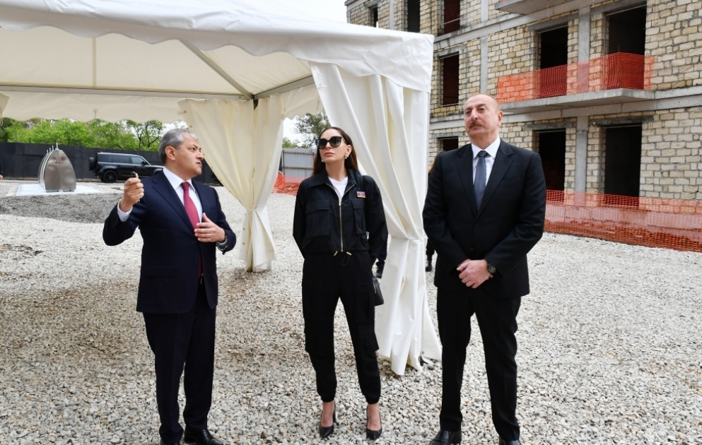 Schuscha: Präsident Ilham Aliyev und First Lady Mehriban Aliyeva inspizieren Fortschritt beim Bau einer Wohnanlage bestehend aus 23 Gebäuden