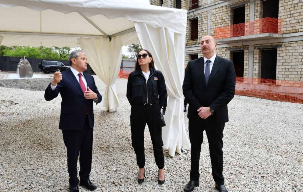 Prezident İlham Əliyev və birinci xanım Mehriban Əliyeva Şuşada 23 binadan ibarət yaşayış kompleksinin tikintisi ilə tanış olublar