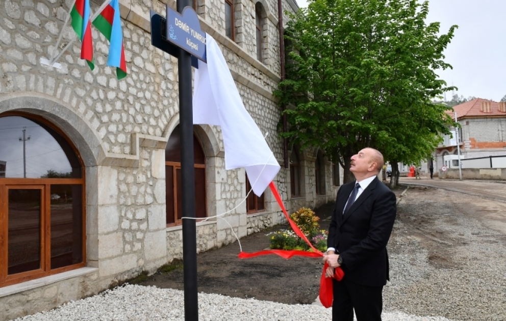 Azərbaycan Prezidenti və birinci xanım Şuşada Dəmir Yumruq küçəsinin lövhəsinin açılışında iştirak ediblər