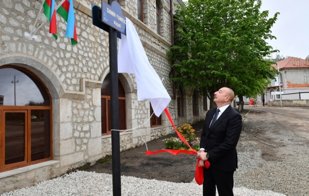 Choucha : le président azerbaïdjanais et son épouse assistent au dévoilement de la plaque de la rue du Poing fermé de fer