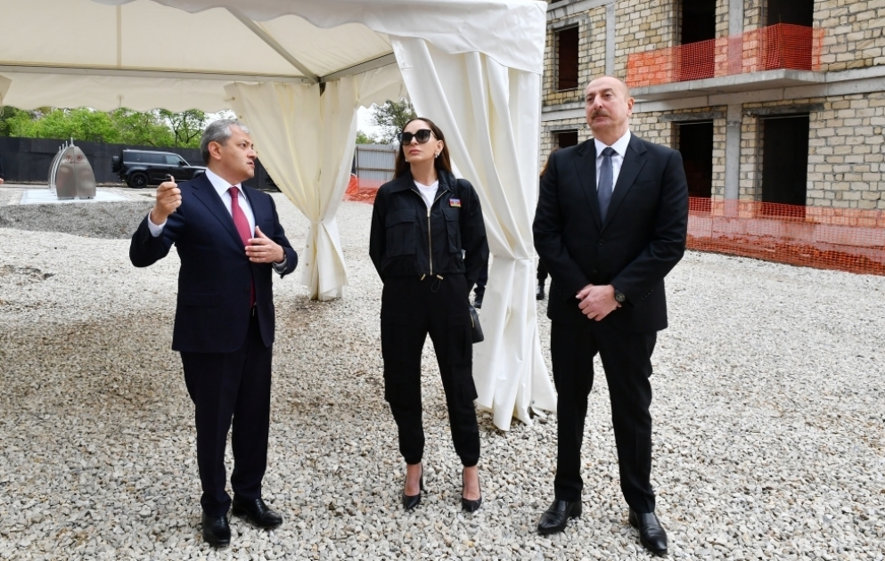 Le président Ilham Aliyev, accompagné de son épouse Mehriban Aliyeva, visite la chantier d'un complexe résidentiel composé de 23 bâtiments à Choucha