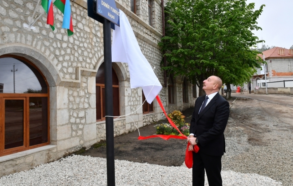 Präsident von Aserbaidschan und First Lady nehmen an Enthüllungszeremonie des Straßenschildes „Eiserne Faust“ in Schuscha teil