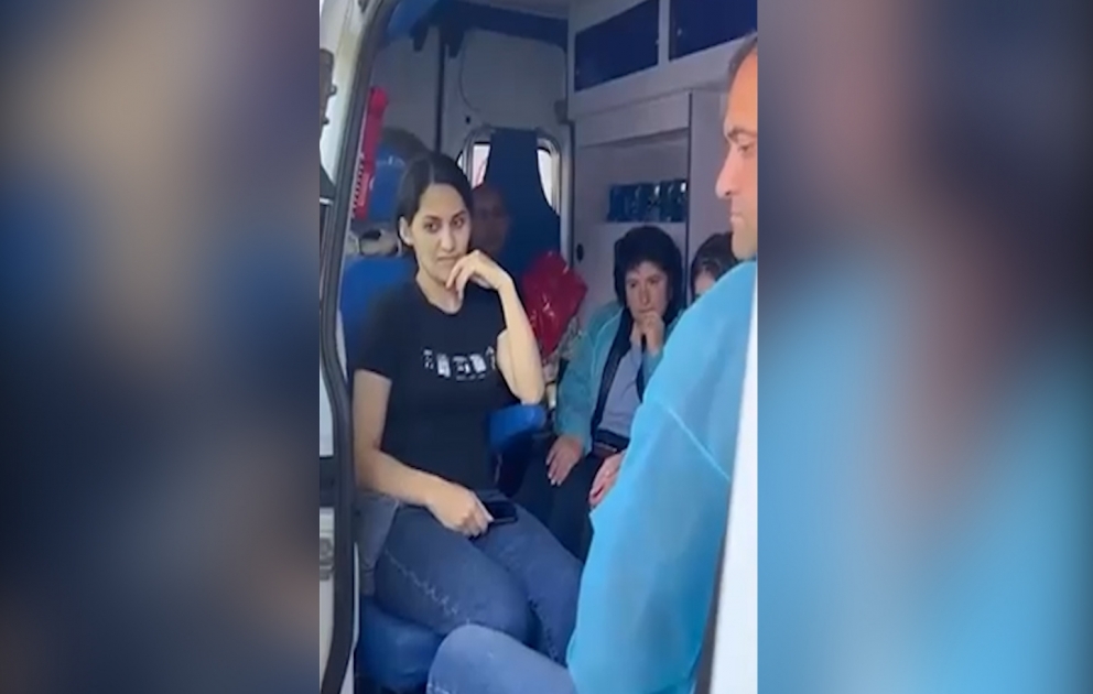 Армянские жители Карабаха беспрепятственно проходят через пограничный КПП на дороге Лачын - Ханкенди