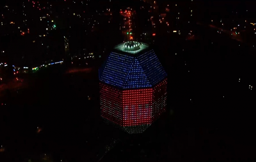 Anlässlich des 100. Geburtstages von Nationalleader Heydar Aliyev Gebäude der Nationalbibliothek in Minsk in Lichtstrahlen Blau, Rot, Grün beleuchtet
