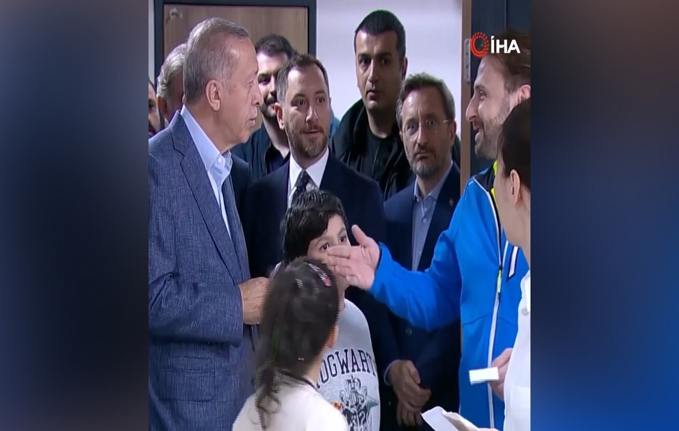 Seçici sırada dayanan Ərdoğanı görəndə belə çaşdı