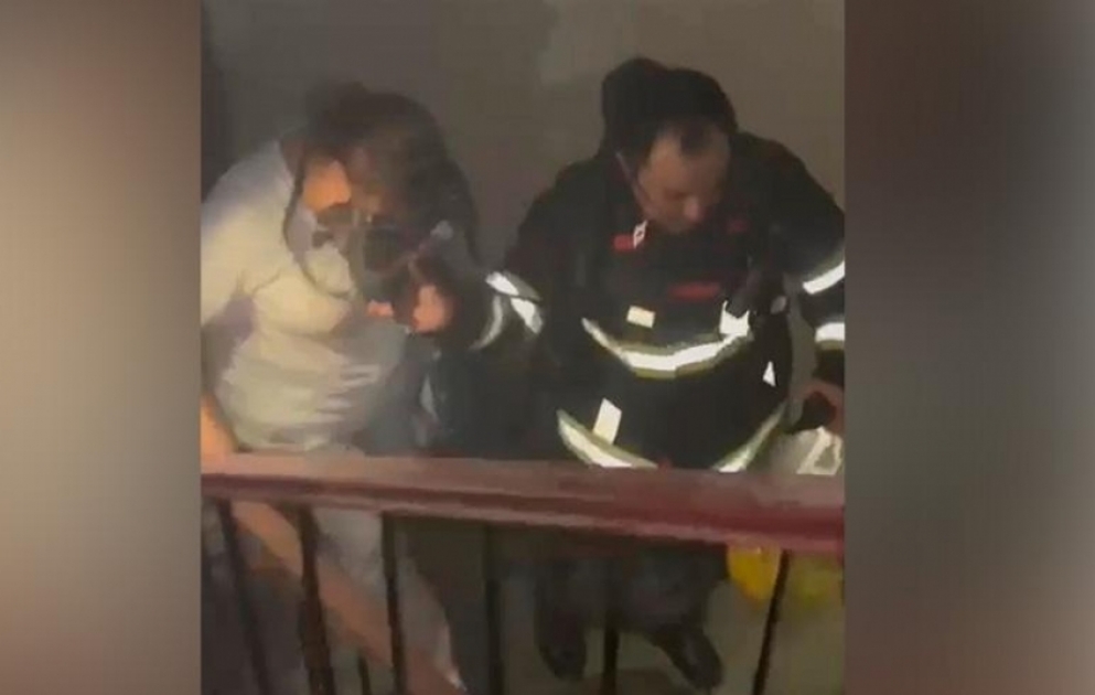 FHN: Bakıda çoxmərtəbəli yaşayış binasında yanğın olub, 17 nəfər təxliyə edilib